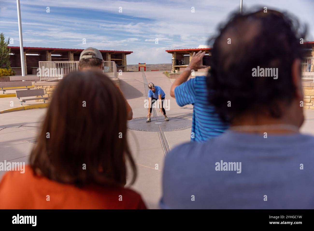 Visiteurs du four Corners Monument, le seul endroit aux États-Unis où quatre états se réunissent en un seul endroit. Arizona, Utah, Colorado et N. Banque D'Images