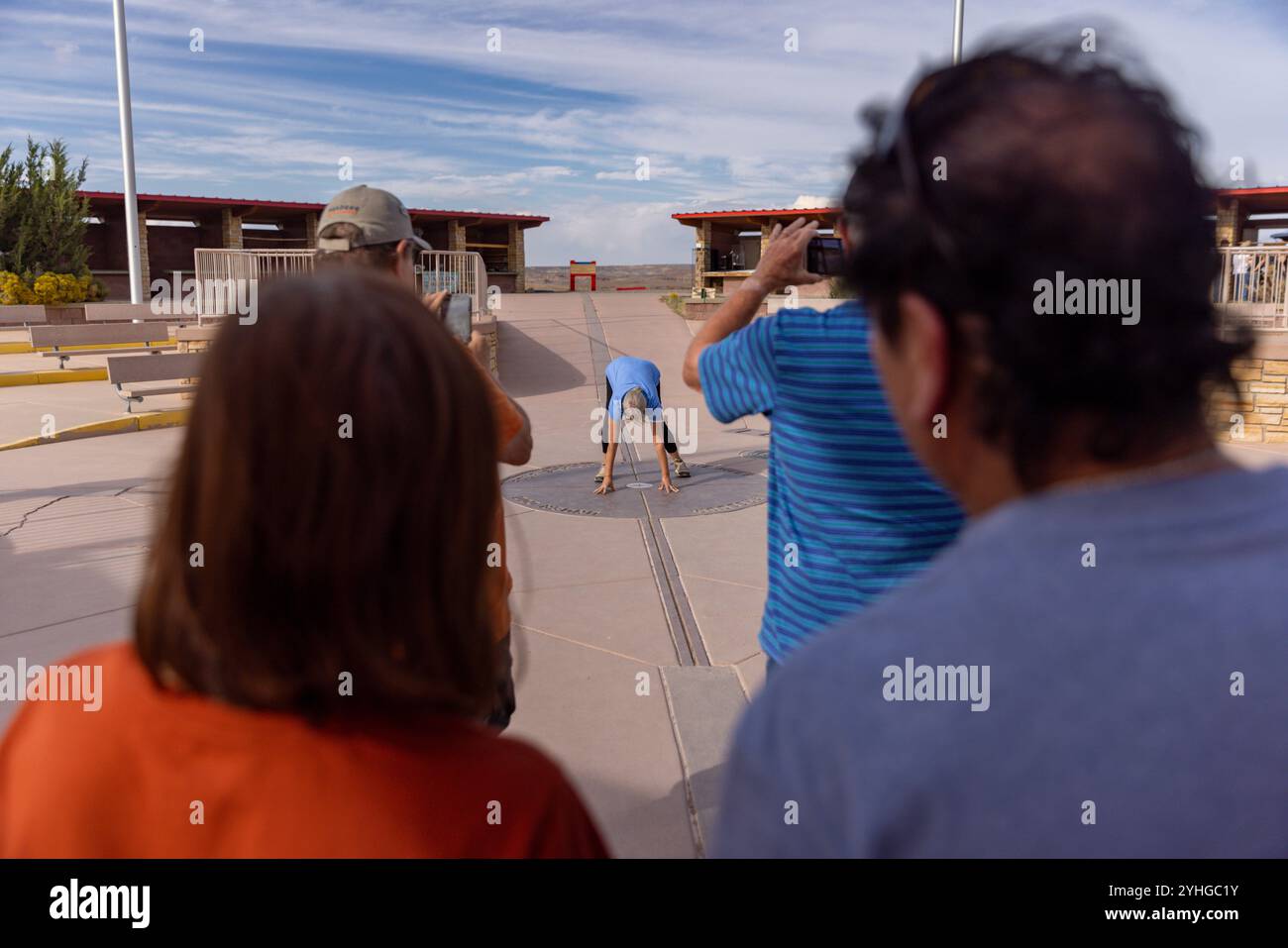 Visiteurs du four Corners Monument, le seul endroit aux États-Unis où quatre états se réunissent en un seul endroit. Arizona, Utah, Colorado et N. Banque D'Images