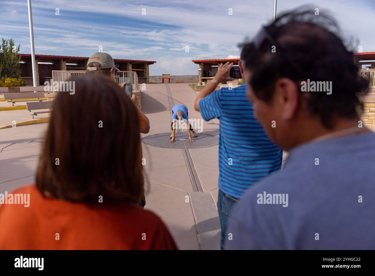 Visiteurs du four Corners Monument, le seul endroit aux États-Unis où quatre états se réunissent en un seul endroit. Arizona, Utah, Colorado et N. Banque D'Images