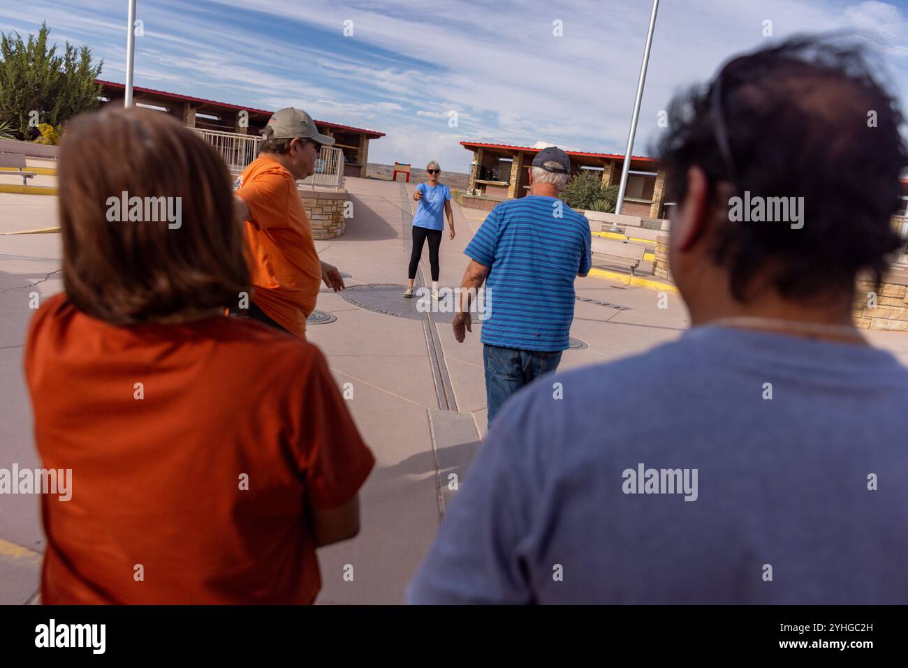 Visiteurs du four Corners Monument, le seul endroit aux États-Unis où quatre états se réunissent en un seul endroit. Arizona, Utah, Colorado et N. Banque D'Images