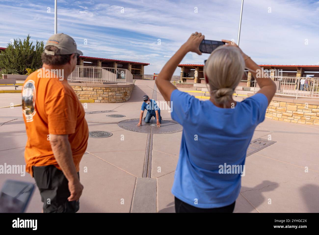 Visiteurs du four Corners Monument, le seul endroit aux États-Unis où quatre états se réunissent en un seul endroit. Arizona, Utah, Colorado et N. Banque D'Images