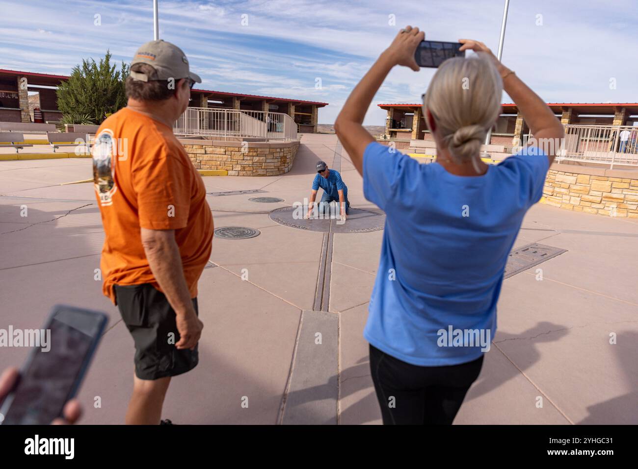 Visiteurs du four Corners Monument, le seul endroit aux États-Unis où quatre états se réunissent en un seul endroit. Arizona, Utah, Colorado et N. Banque D'Images
