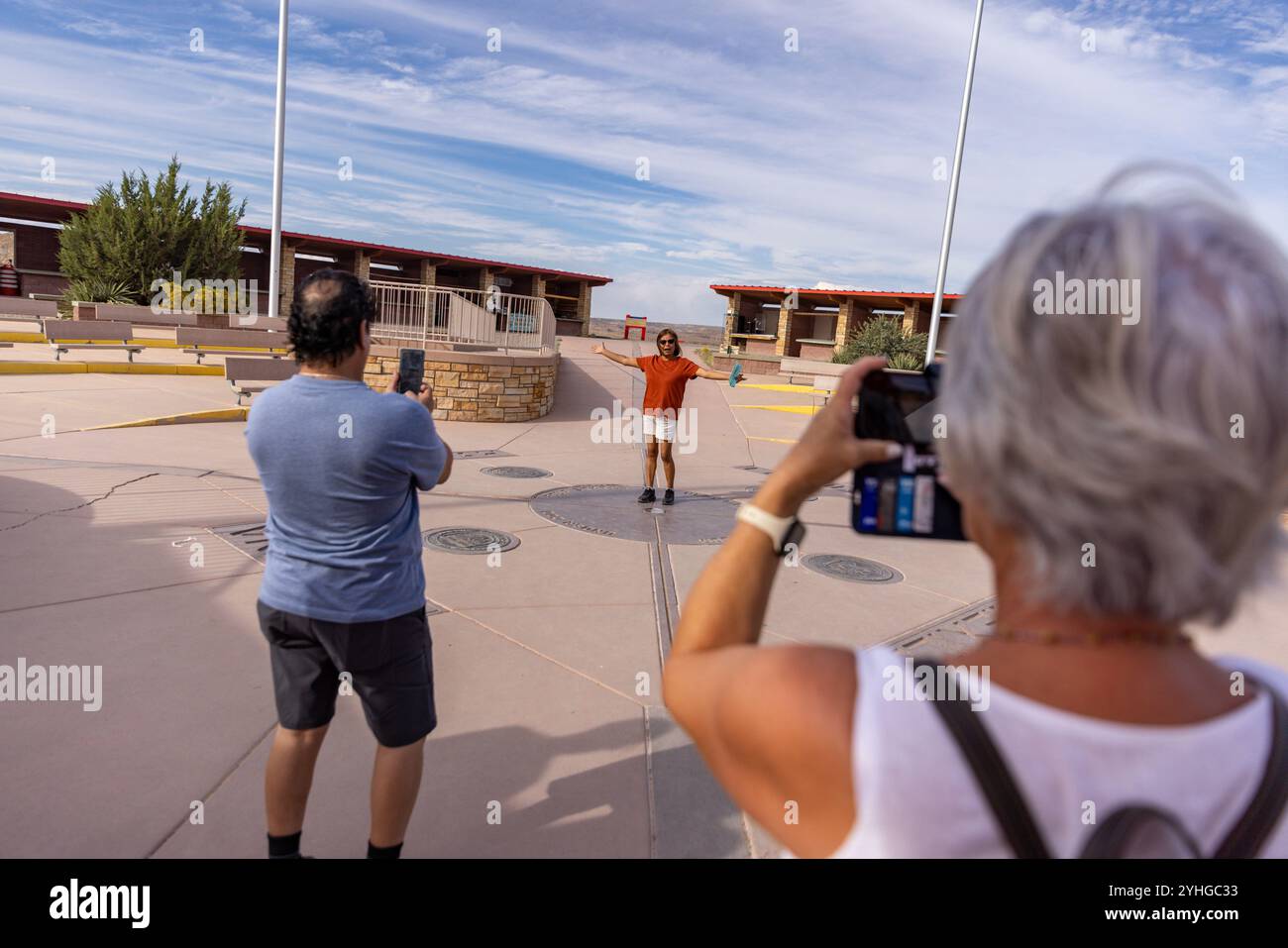 Visiteurs du four Corners Monument, le seul endroit aux États-Unis où quatre états se réunissent en un seul endroit. Arizona, Utah, Colorado et N. Banque D'Images