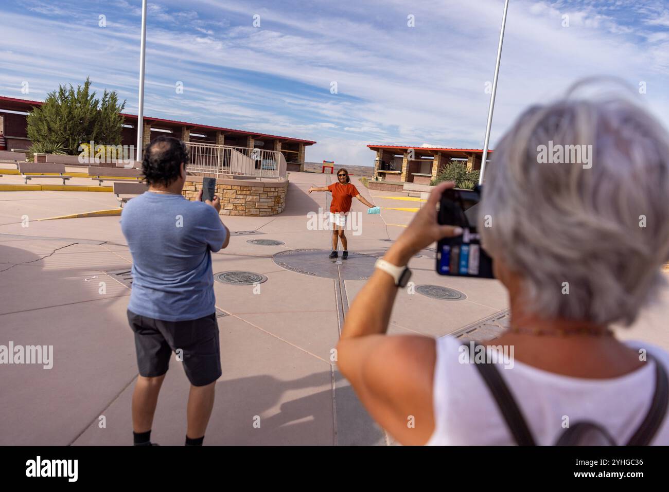 Visiteurs du four Corners Monument, le seul endroit aux États-Unis où quatre états se réunissent en un seul endroit. Arizona, Utah, Colorado et N. Banque D'Images