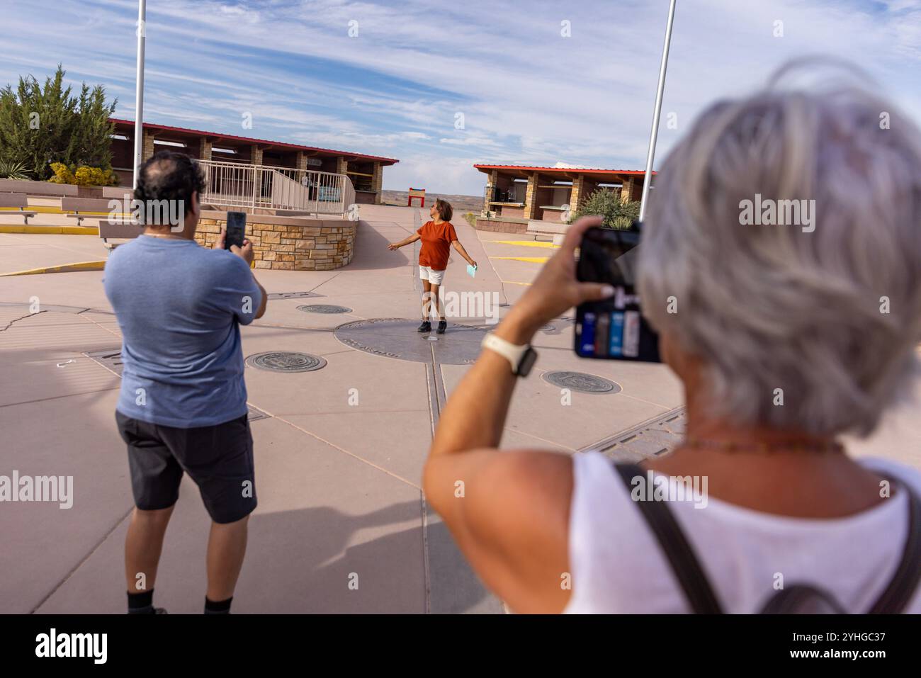 Visiteurs du four Corners Monument, le seul endroit aux États-Unis où quatre états se réunissent en un seul endroit. Arizona, Utah, Colorado et N. Banque D'Images