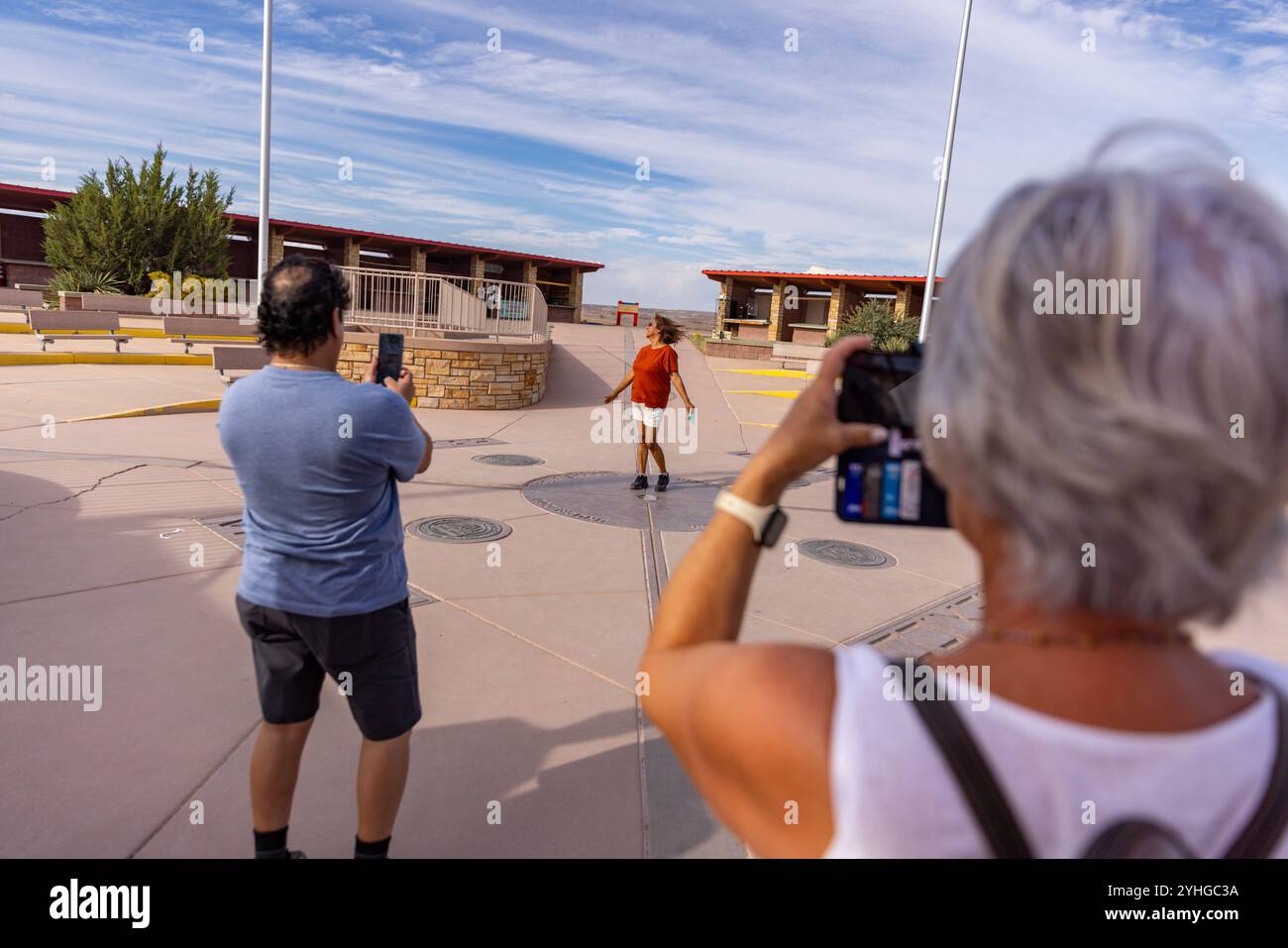 Visiteurs du four Corners Monument, le seul endroit aux États-Unis où quatre états se réunissent en un seul endroit. Arizona, Utah, Colorado et N. Banque D'Images