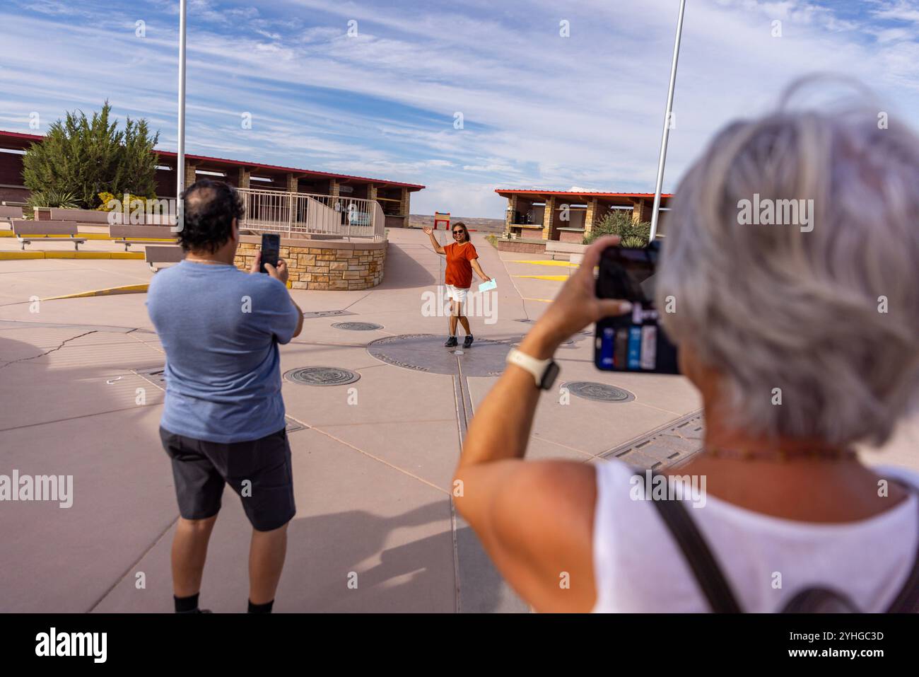 Visiteurs du four Corners Monument, le seul endroit aux États-Unis où quatre états se réunissent en un seul endroit. Arizona, Utah, Colorado et N. Banque D'Images