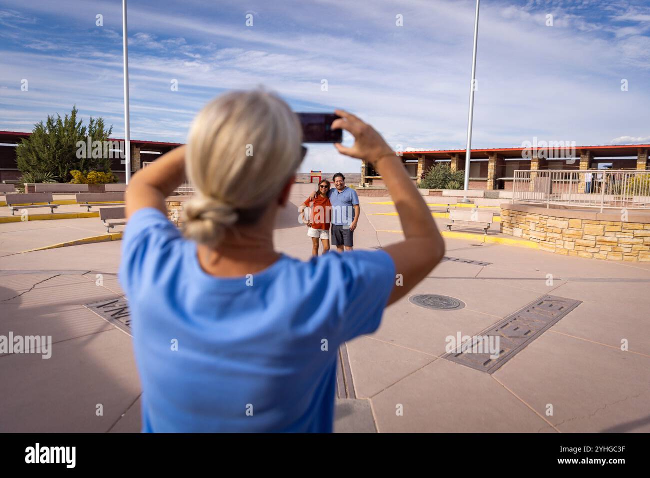 Visiteurs du four Corners Monument, le seul endroit aux États-Unis où quatre états se réunissent en un seul endroit. Arizona, Utah, Colorado et N. Banque D'Images