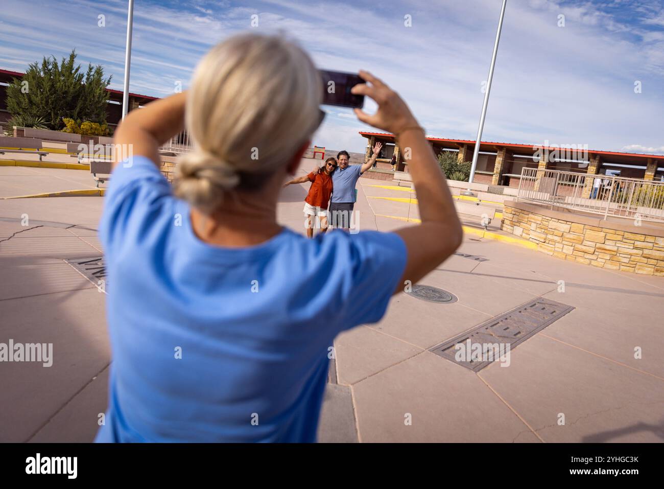 Visiteurs du four Corners Monument, le seul endroit aux États-Unis où quatre états se réunissent en un seul endroit. Arizona, Utah, Colorado et N. Banque D'Images