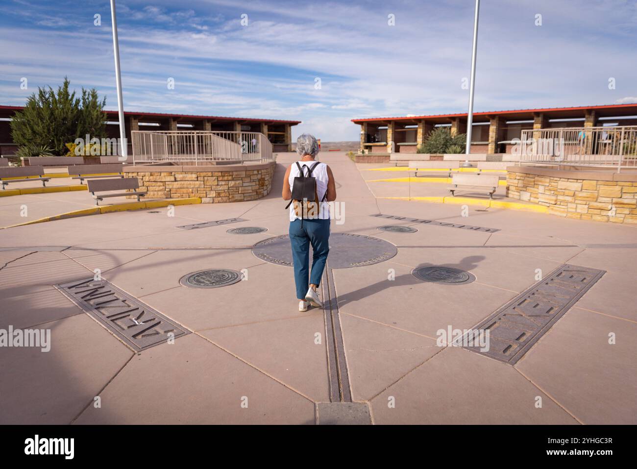 Visiteurs du four Corners Monument, le seul endroit aux États-Unis où quatre états se réunissent en un seul endroit. Arizona, Utah, Colorado et N. Banque D'Images