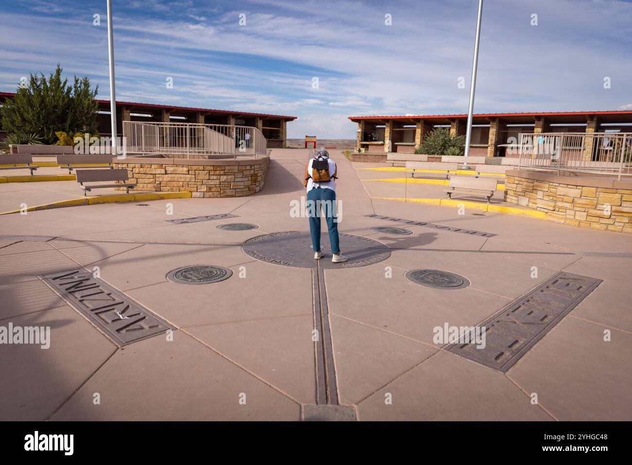 Visiteurs du four Corners Monument, le seul endroit aux États-Unis où quatre états se réunissent en un seul endroit. Arizona, Utah, Colorado et N. Banque D'Images