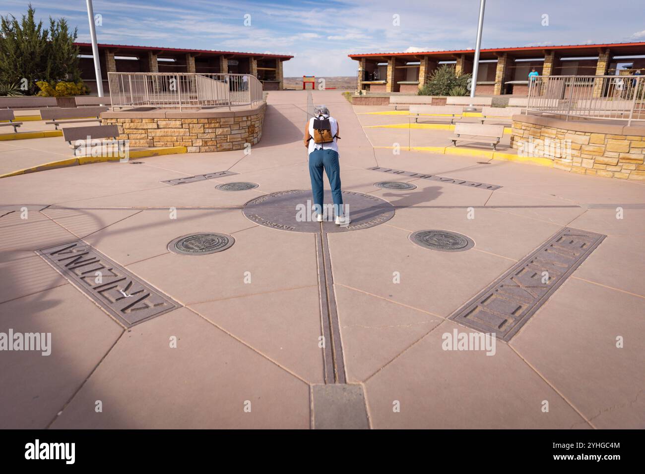 Visiteurs du four Corners Monument, le seul endroit aux États-Unis où quatre états se réunissent en un seul endroit. Arizona, Utah, Colorado et N. Banque D'Images