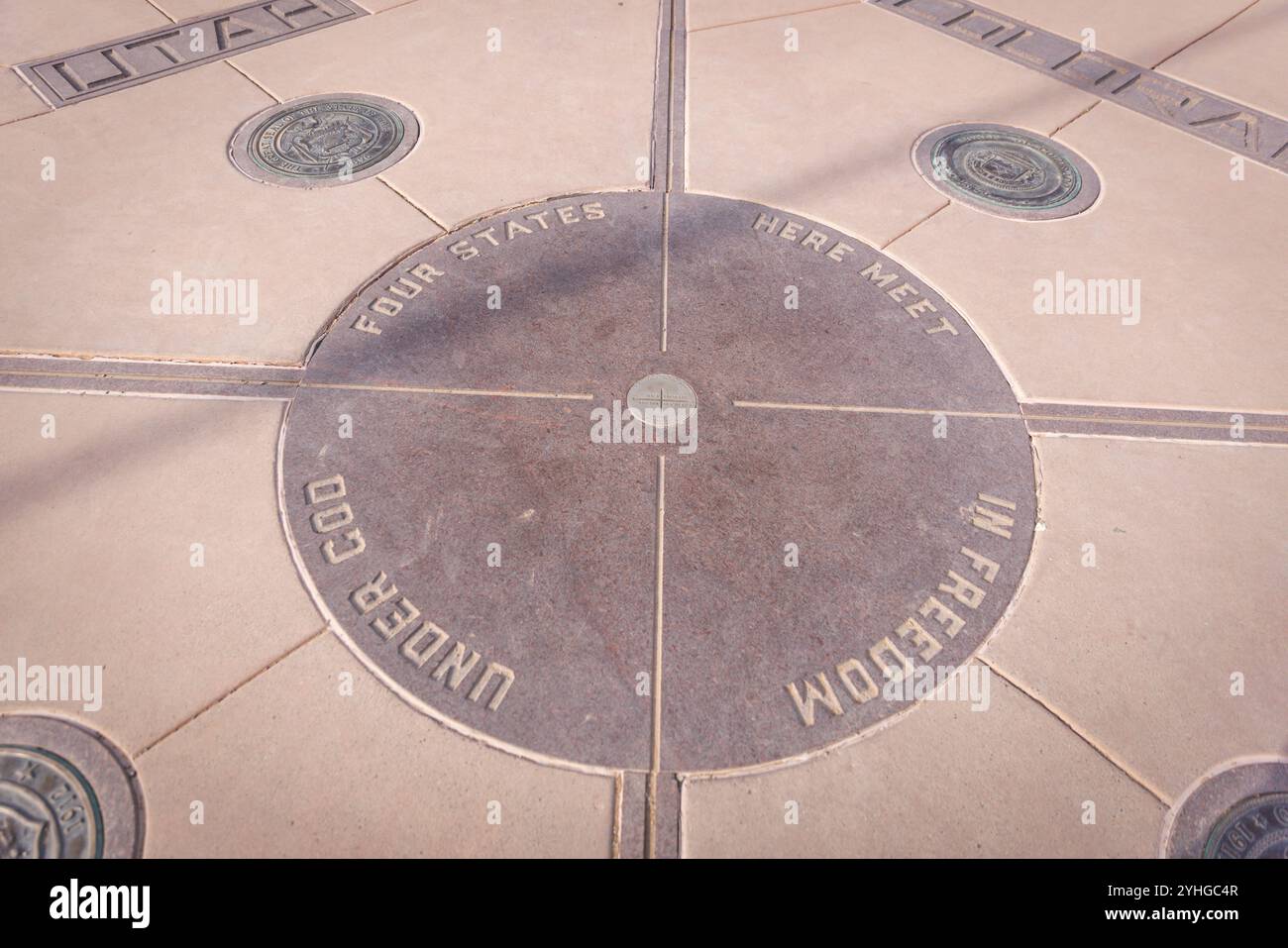 Visiteurs du four Corners Monument, le seul endroit aux États-Unis où quatre états se réunissent en un seul endroit. Arizona, Utah, Colorado et N. Banque D'Images
