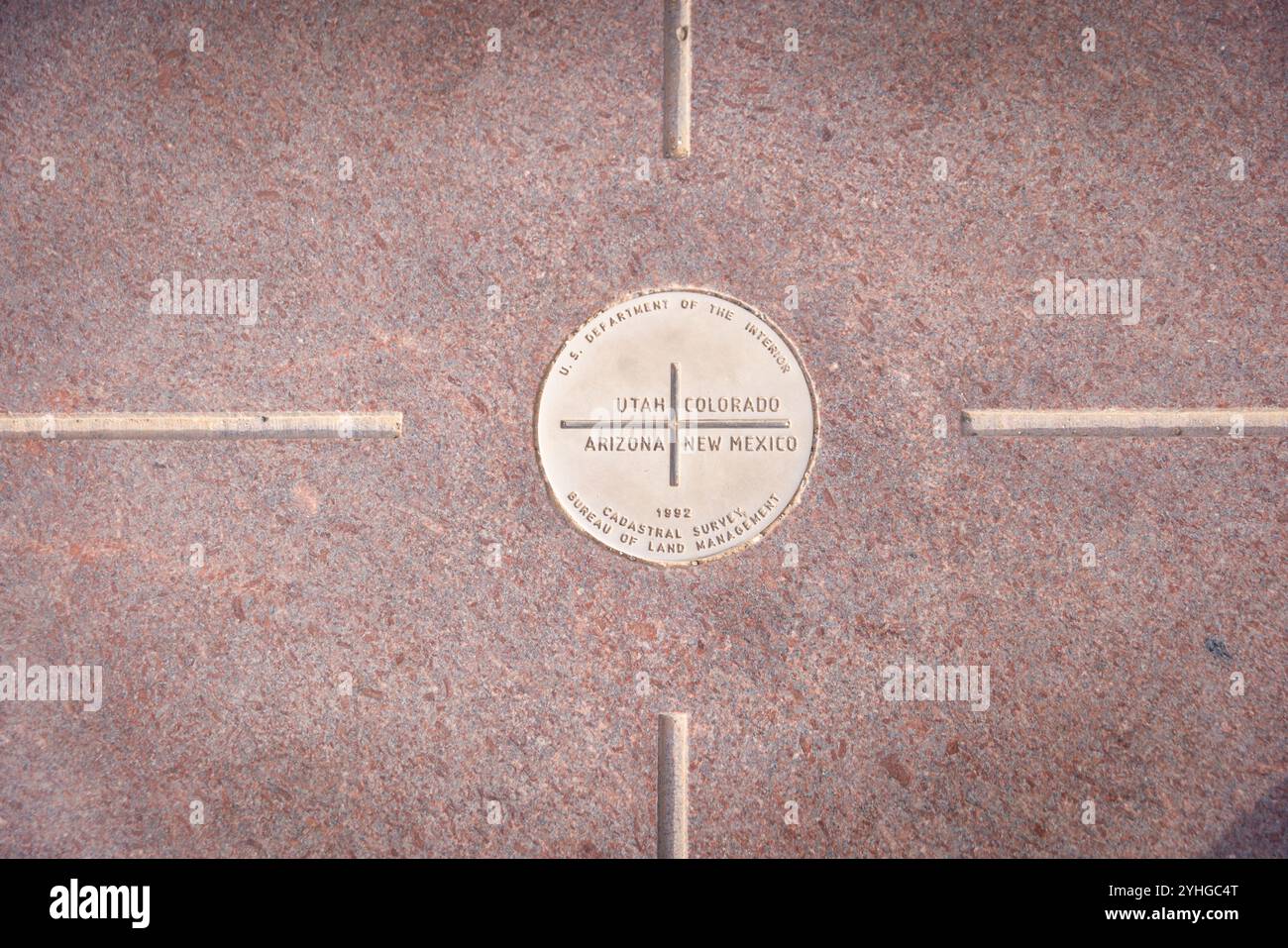Visiteurs du four Corners Monument, le seul endroit aux États-Unis où quatre états se réunissent en un seul endroit. Arizona, Utah, Colorado et N. Banque D'Images