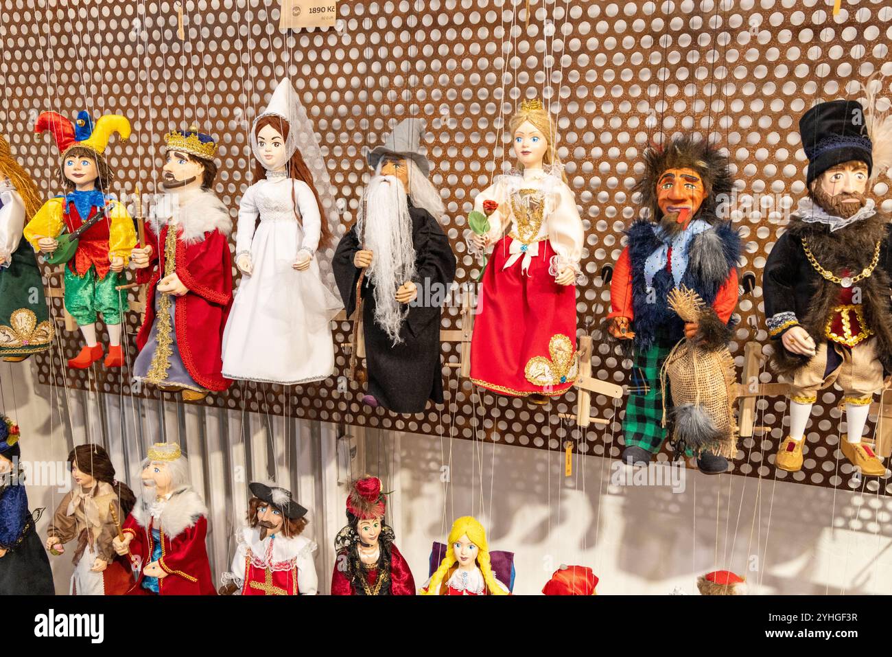 Poupées marionnettes en bois traditionnelles faites à la main à vendre dans un magasin dans le centre-ville de Prague, République tchèque, Europe, 2024 Banque D'Images