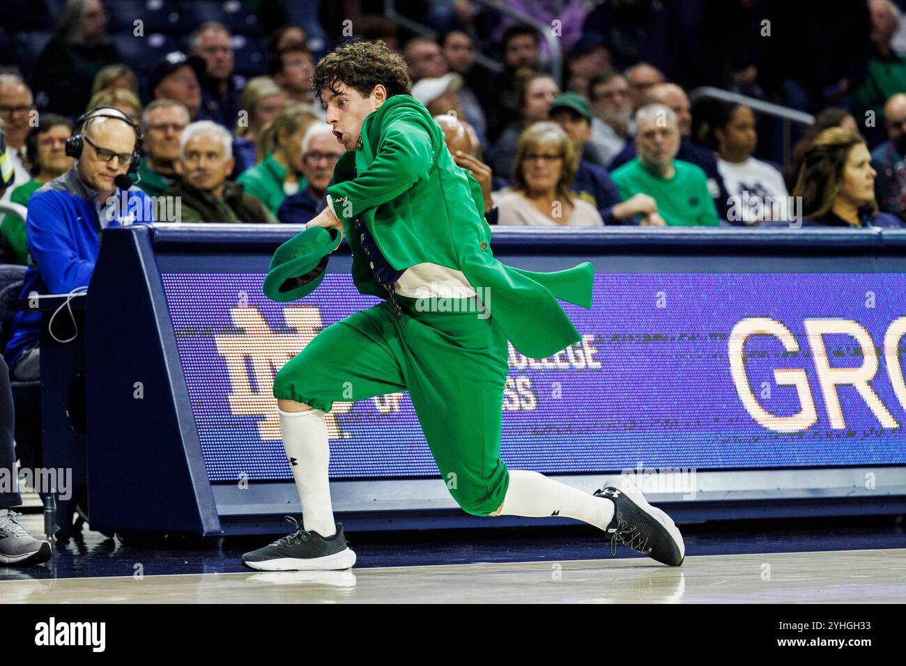 South Bend, Indiana, États-Unis. 11 novembre 2024. Notre Dame Leprechaun se produit lors d'un match de basket-ball de la NCAA entre les Buffalo Bulls et les notre Dame Fighting Irish au Purcell Pavilion au Joyce Center à South Bend, Indiana. John Mersits/CSM/Alamy Live News Banque D'Images