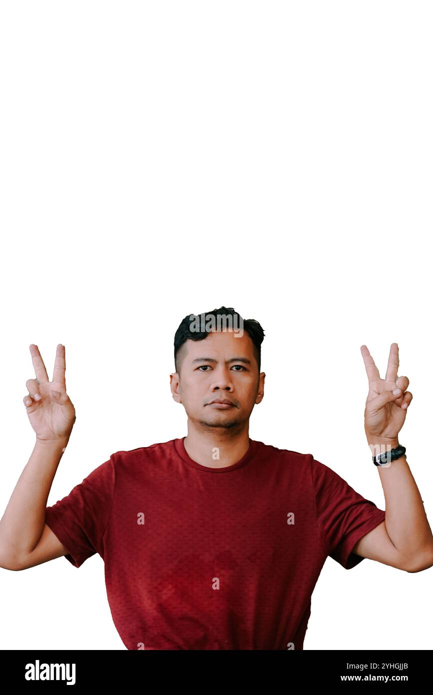 Homme d'Asie du Sud-est faisant un signe de 'paix' avec deux doigts, symbolisant le numéro deux. Idéal pour les thèmes de positivité, de comptage ou de gestes.' Banque D'Images
