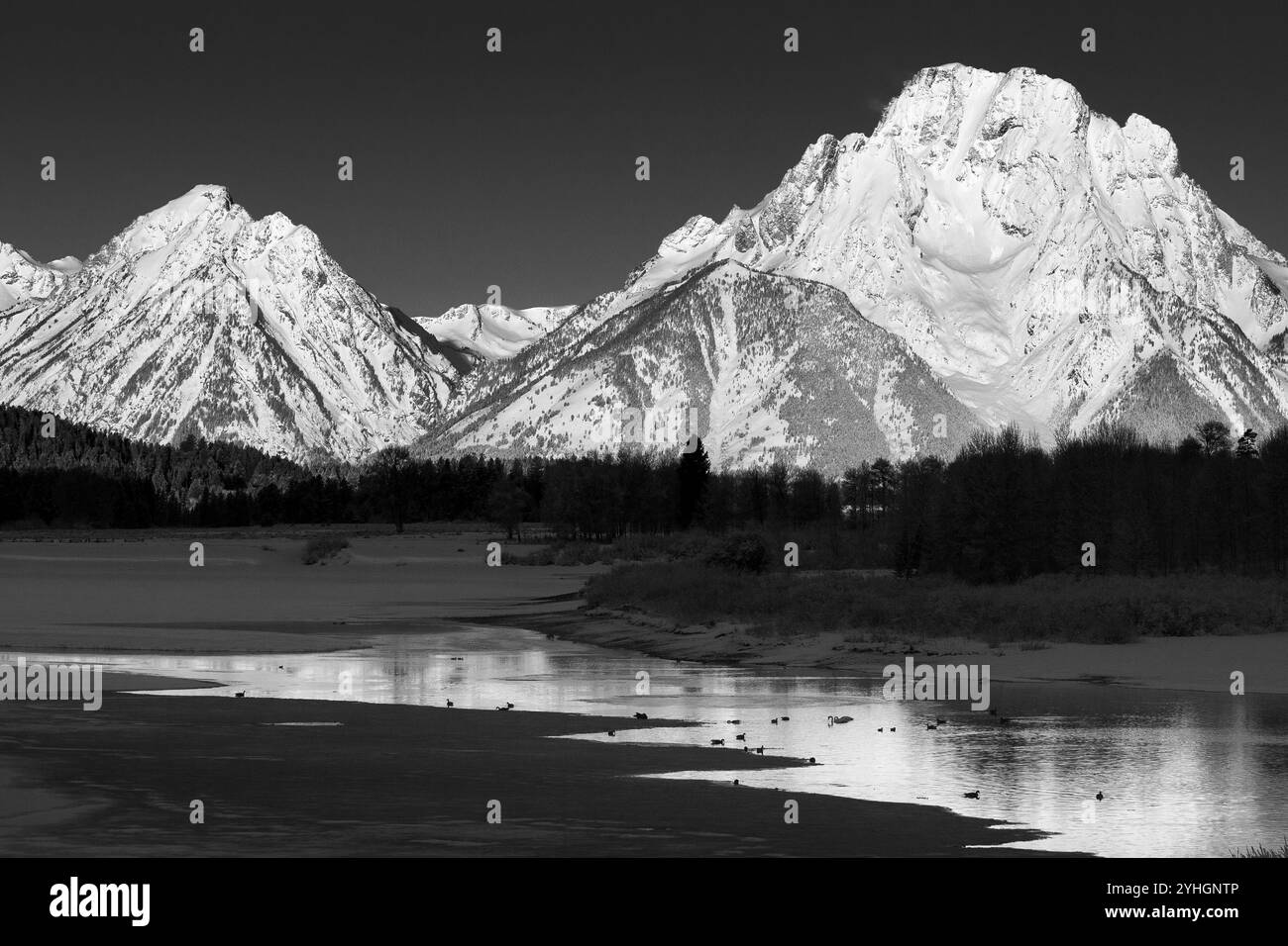 Le mont Moran se reflétait dans un ruban d'eau libre le long des rives glacées d'Oxbow Bend. Parc national de Grand Teton, Wyoming Banque D'Images