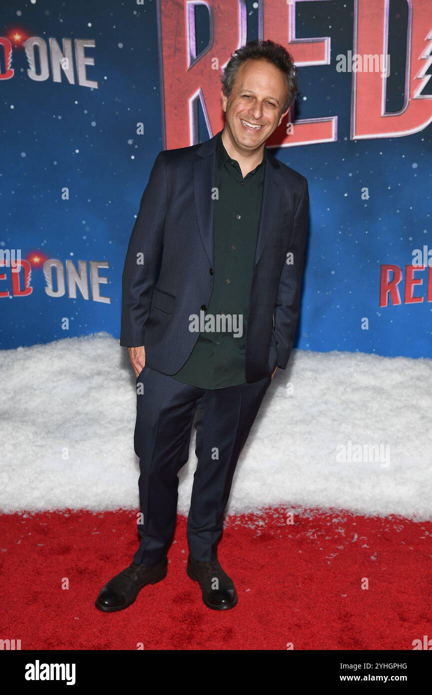 New York, États-Unis. 11 novembre 2024. Le réalisateur Jake Kasdan assiste à la première d'Amazon MGM Studios « Red One » à Alice Tully Hall, Lincoln Center, New York, NY, le 11 novembre 2024. (photo par Anthony Behar/Sipa USA) crédit : Sipa USA/Alamy Live News Banque D'Images