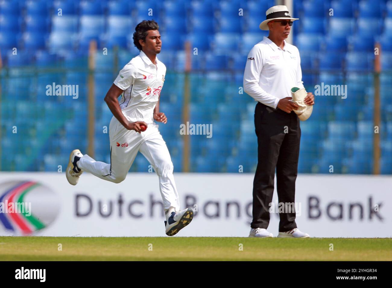 Pacer Hasan Mahmud Bowl pendant le Bangladesh et l'Afrique du Sud 2ème jour d'essai au stade Zahur Ahmed Chowdhury à Sagorika, Chattogram, Bangladesh, Banque D'Images