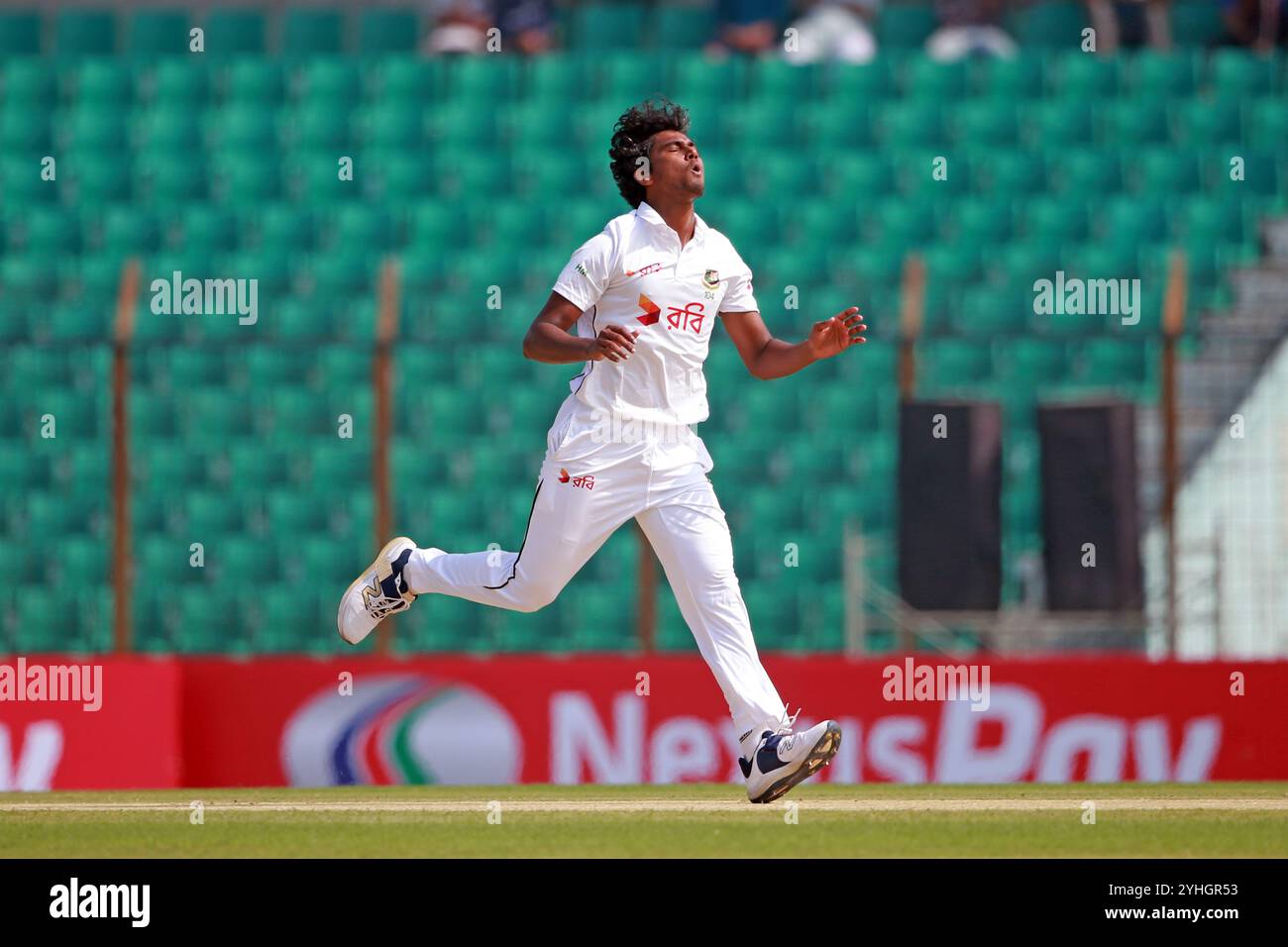 Pacer Hasan Mahmud Bowl pendant le Bangladesh et l'Afrique du Sud 2ème jour d'essai au stade Zahur Ahmed Chowdhury à Sagorika, Chattogram, Bangladesh, Banque D'Images