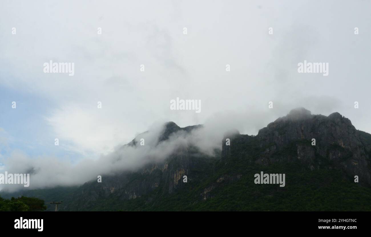 Le nuage et le brouillard couvrent la montagne calcaire pendant la saison des pluies, la forêt verte et le rocher au parc national Khao Sam Roi Yot, en Thaïlande Banque D'Images