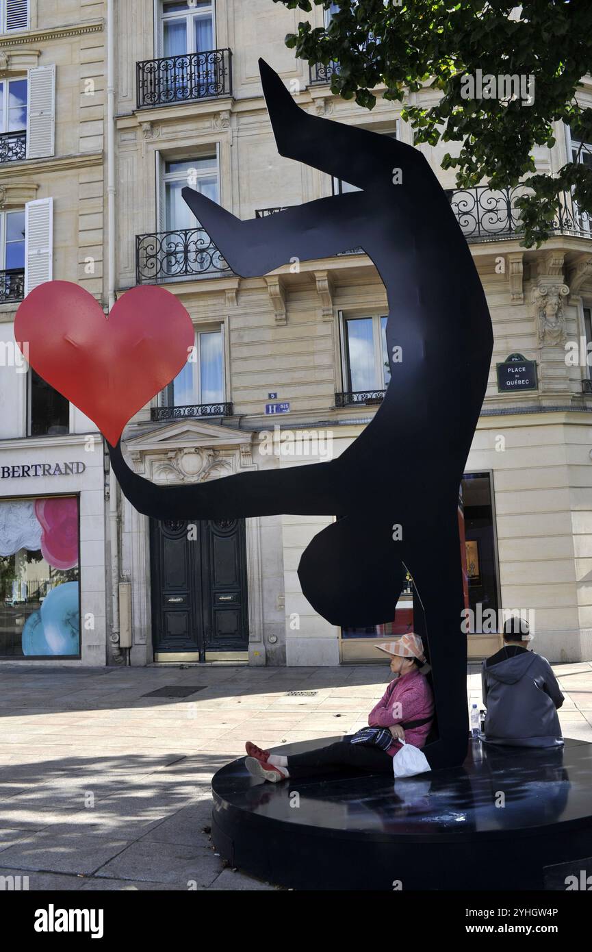 FRANCE. PARIS (75) 6 ÈME ARRONDISSEMENT. SCULPTURE ¨EN EQUILIBRE¨DE L'ARTISTE GUELA TSULADZE SUR LA PLACE DE QUÉBEC Banque D'Images