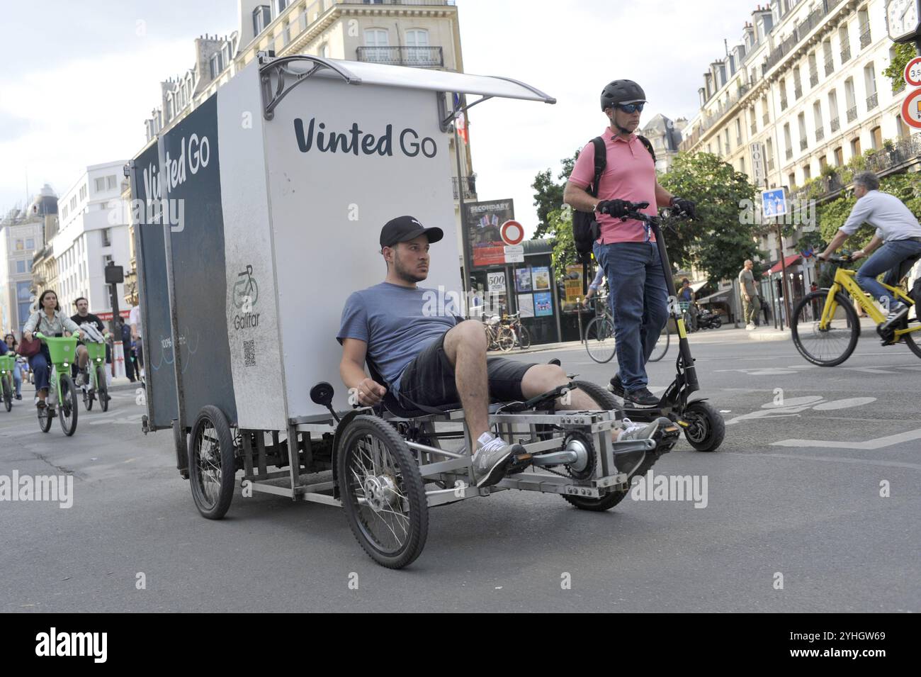 FRANCE. PARIS (75) UNE LIVRAISON PAR VÉLO CARGO DE VINTED, SOCIÉTÉ SPÉCIALISÉE DANS LA REVENTE DE VÊTEMENTS D’OCCASION Banque D'Images