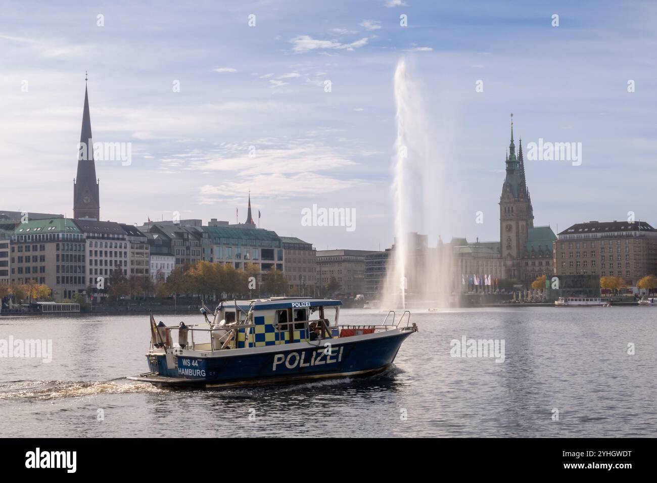 Hambourg, Allemagne - 20 octobre 2024 : bateau de police de la police des eaux en patrouille sur le lac Binnenalster de Hambourg Banque D'Images