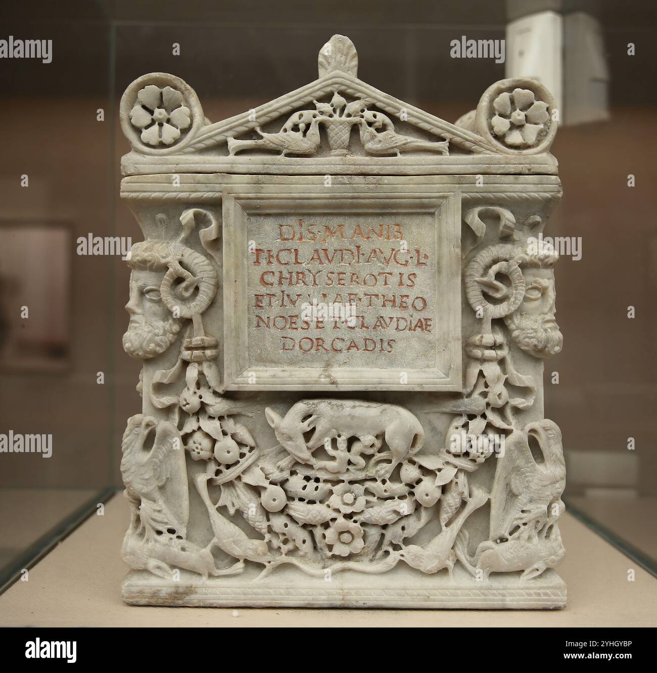 Urne romaine de Tibère Claudius Chryseuros, Iulia Theonoes et Claudia Dorcas. Décoré avec le Dieu Ammon, loup avec les jumeaux, aigles. Rome. 1ère-2ème ce Banque D'Images