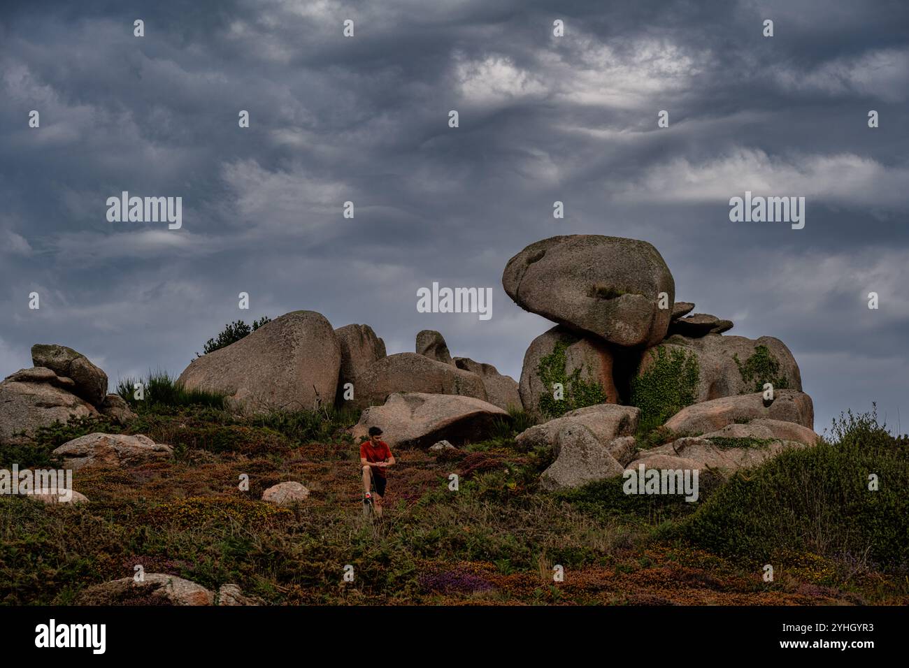 Perros-Guirec, Bretagne, France - août 2023 : roches granitiques sur la côte Banque D'Images