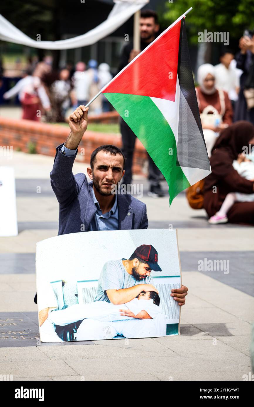 Gaziantep, Turkiye. 09 mai 2024. Des étudiants de Gaziantep manifestent en solidarité avec les Palestiniens de Gaza tout en condamnant l'offensive militaire israélienne en cours dans l'enclave côtière. Les participants ont agité le drapeau palestinien, hissé des banderoles dénonçant les entreprises occidentales soutenant Israël, tout en manifestant leur soutien aux manifestants pro-palestiniens sur les campus universitaires aux États-Unis. Des modèles de bébés enveloppés ont été posés sur le sol avec des fleurs pour pleurer le grand nombre d'enfants tués à Gaza Banque D'Images