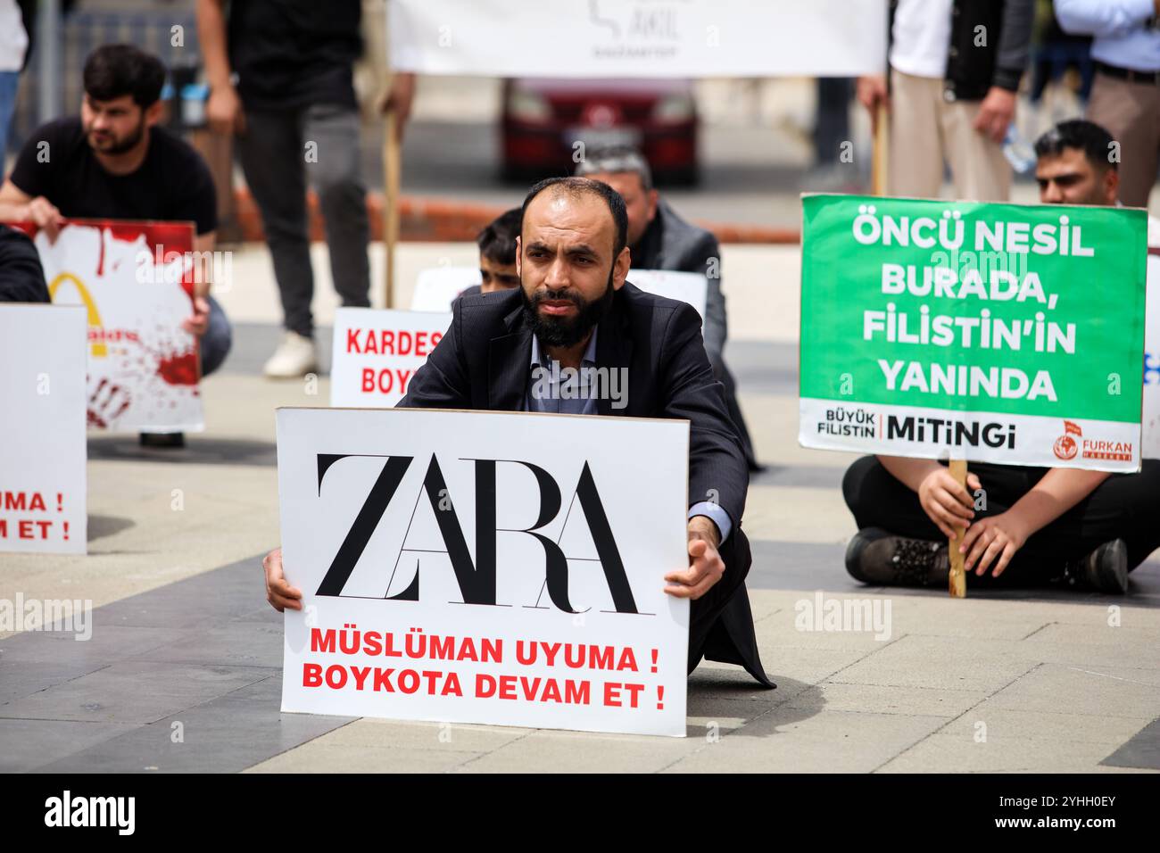 Gaziantep, Turkiye. 09 mai 2024. Des étudiants de Gaziantep manifestent en solidarité avec les Palestiniens de Gaza tout en condamnant l'offensive militaire israélienne en cours dans l'enclave côtière. Les participants ont agité le drapeau palestinien, hissé des banderoles dénonçant les entreprises occidentales soutenant Israël, tout en manifestant leur soutien aux manifestants pro-palestiniens sur les campus universitaires aux États-Unis. Des modèles de bébés enveloppés ont été posés sur le sol avec des fleurs pour pleurer le grand nombre d'enfants tués à Gaza Banque D'Images