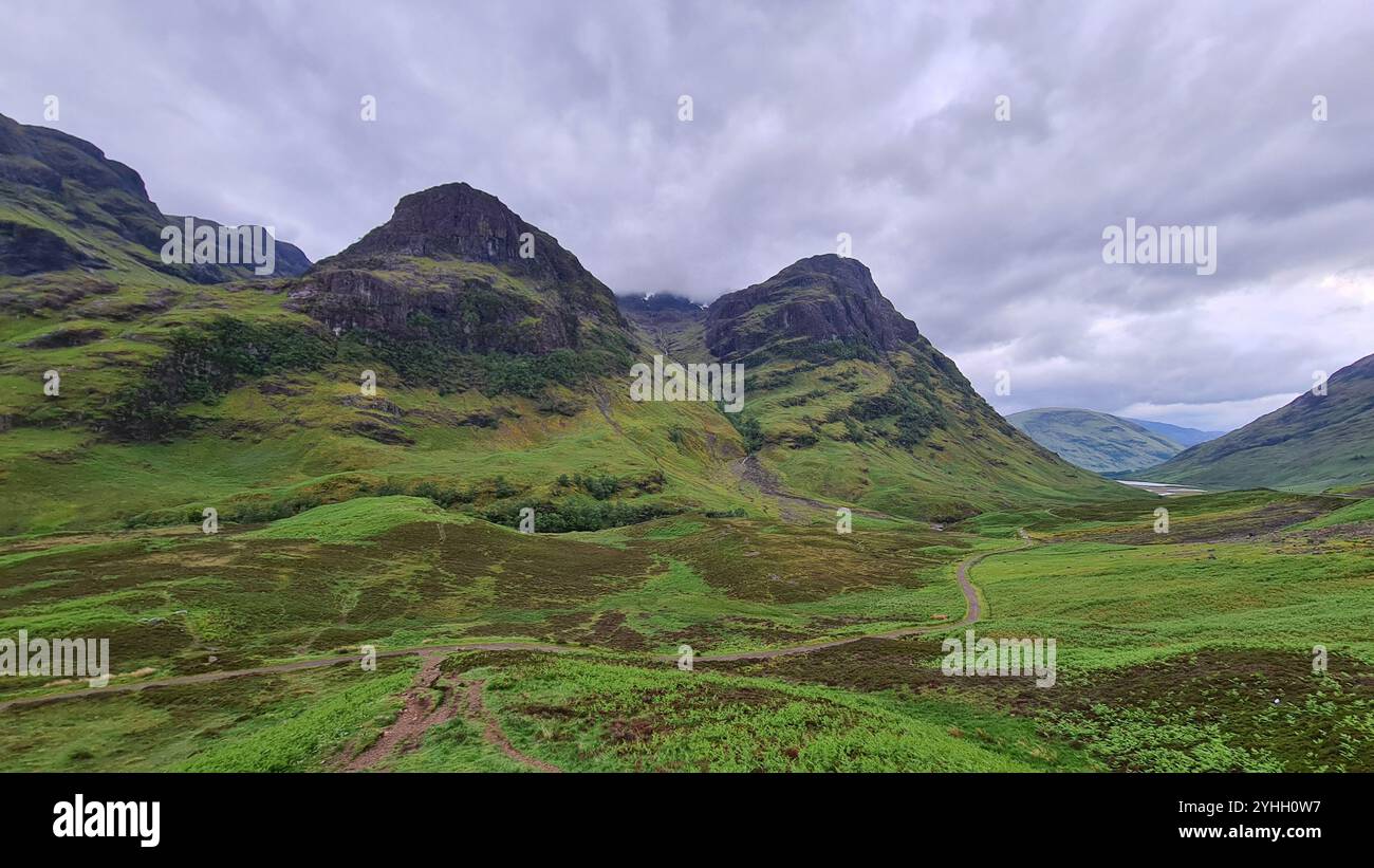 Trois soeurs de Glencoe, un trio de sommets pittoresques dans la vallée de Glencoe, en Écosse, sous un ciel couvert, soulignant la beauté sauvage Banque D'Images