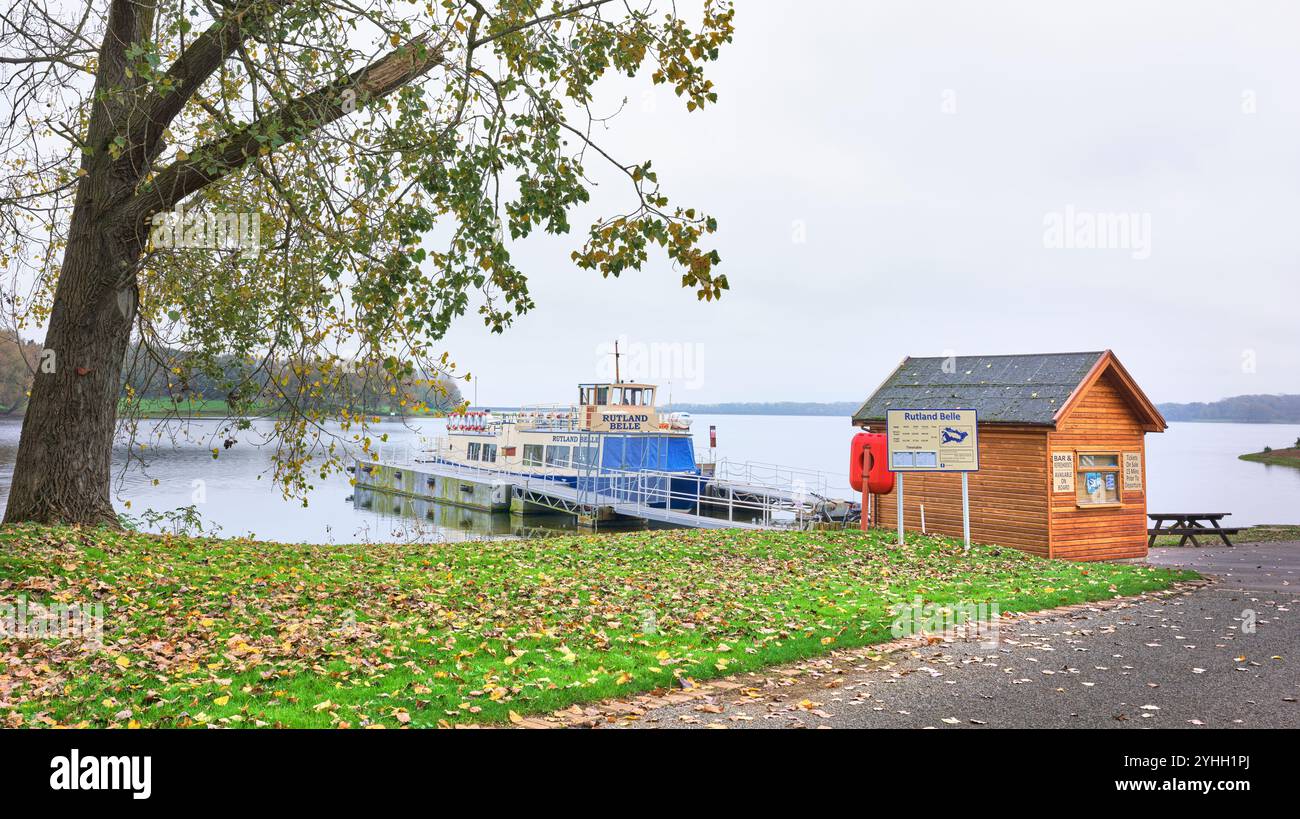 Bateau amarré au parc aquatique de Rutland, en Angleterre, un jour d'automne. Banque D'Images