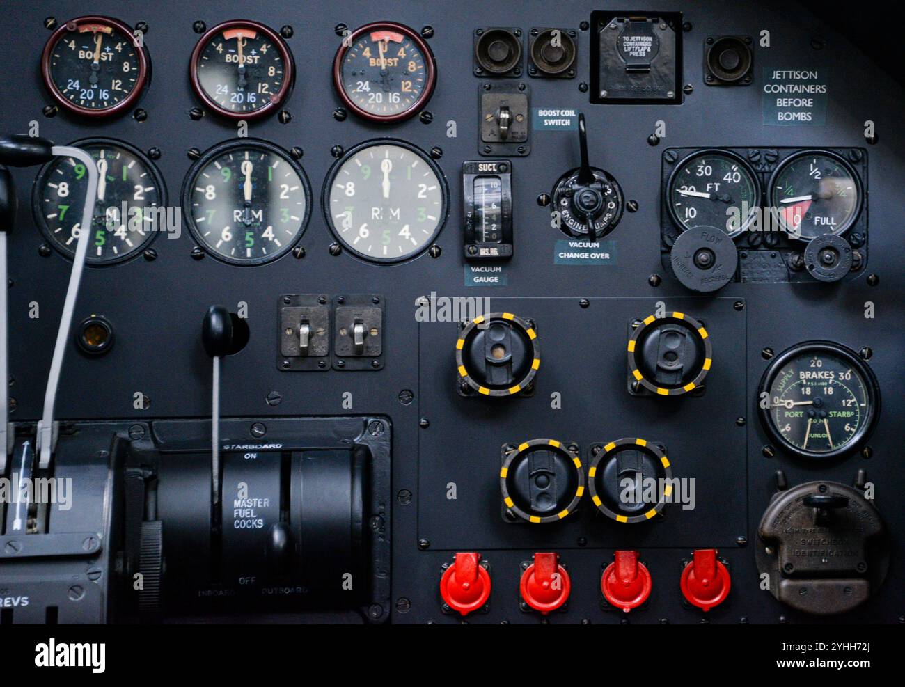Cockpit d'un bombardier militaire Banque D'Images
