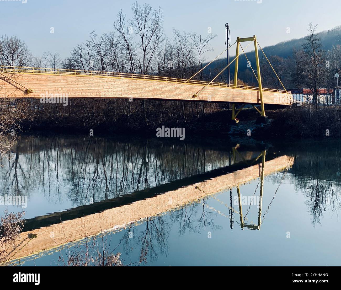 Un reflet d'un pont dans l'eau ou la rivière Banque D'Images