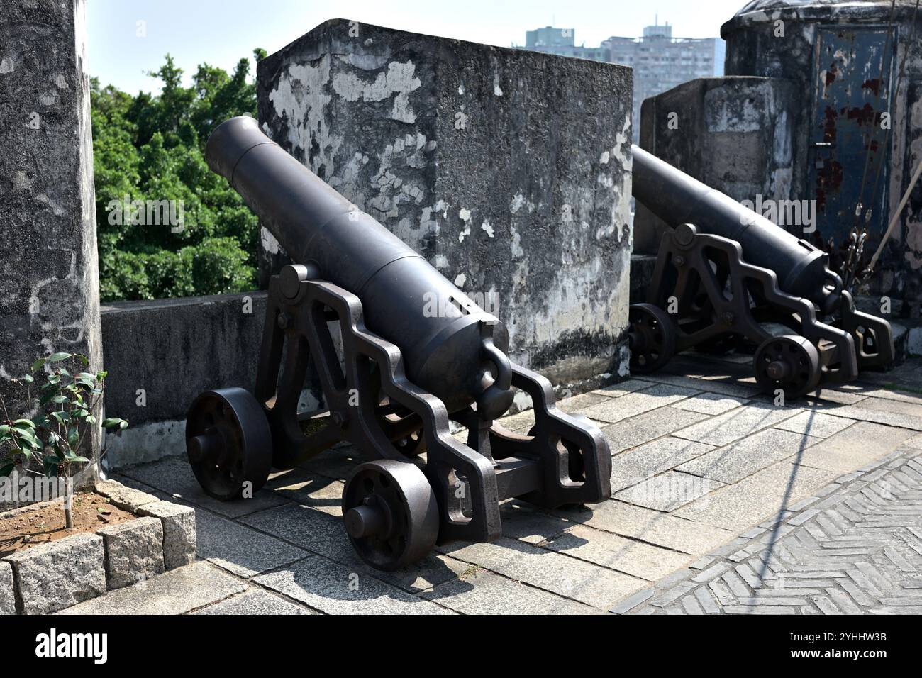 Deux canons sur le mur de Fortaleza do Monte à Macao Banque D'Images