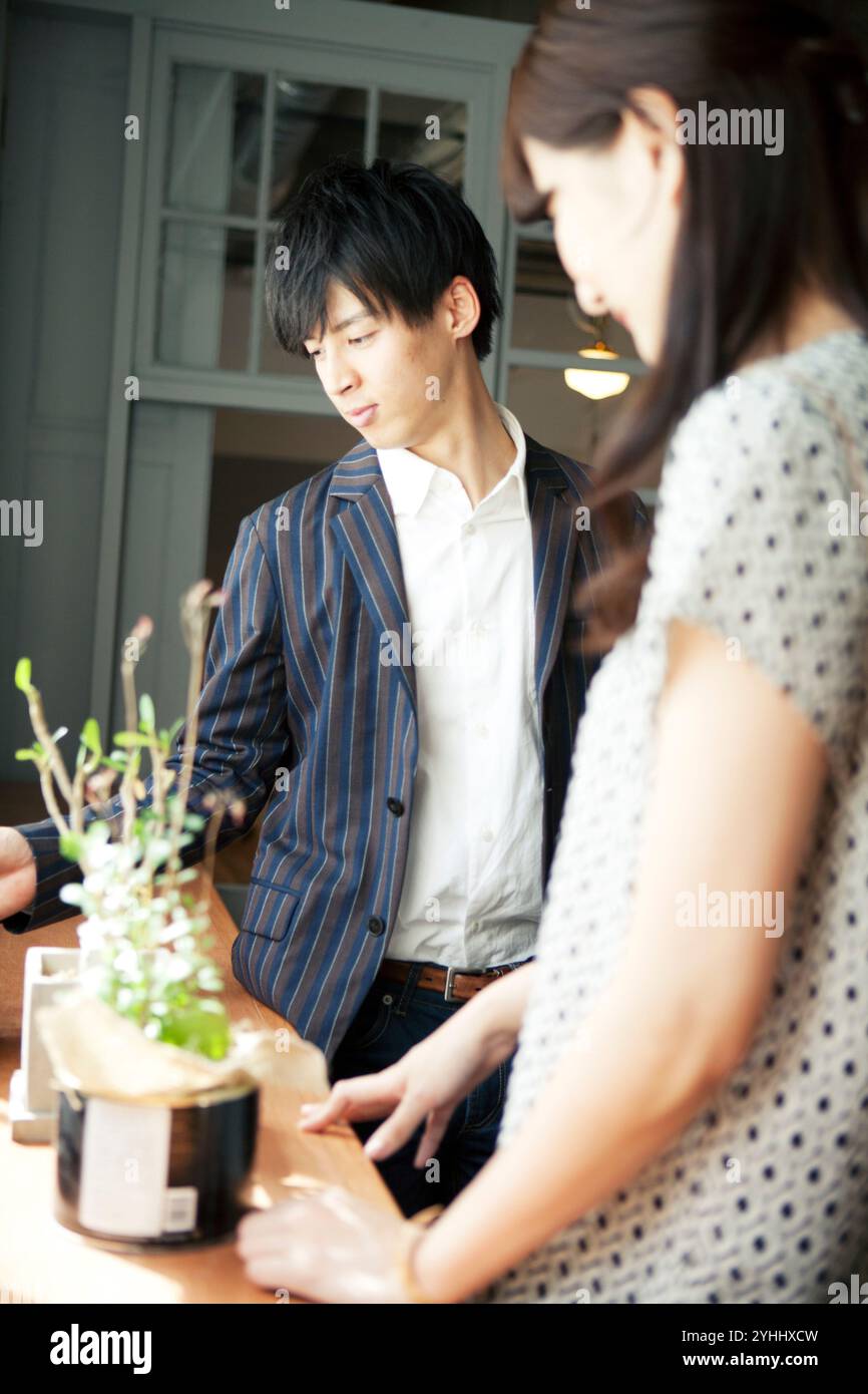 Homme et femme conversant près de la fenêtre Banque D'Images