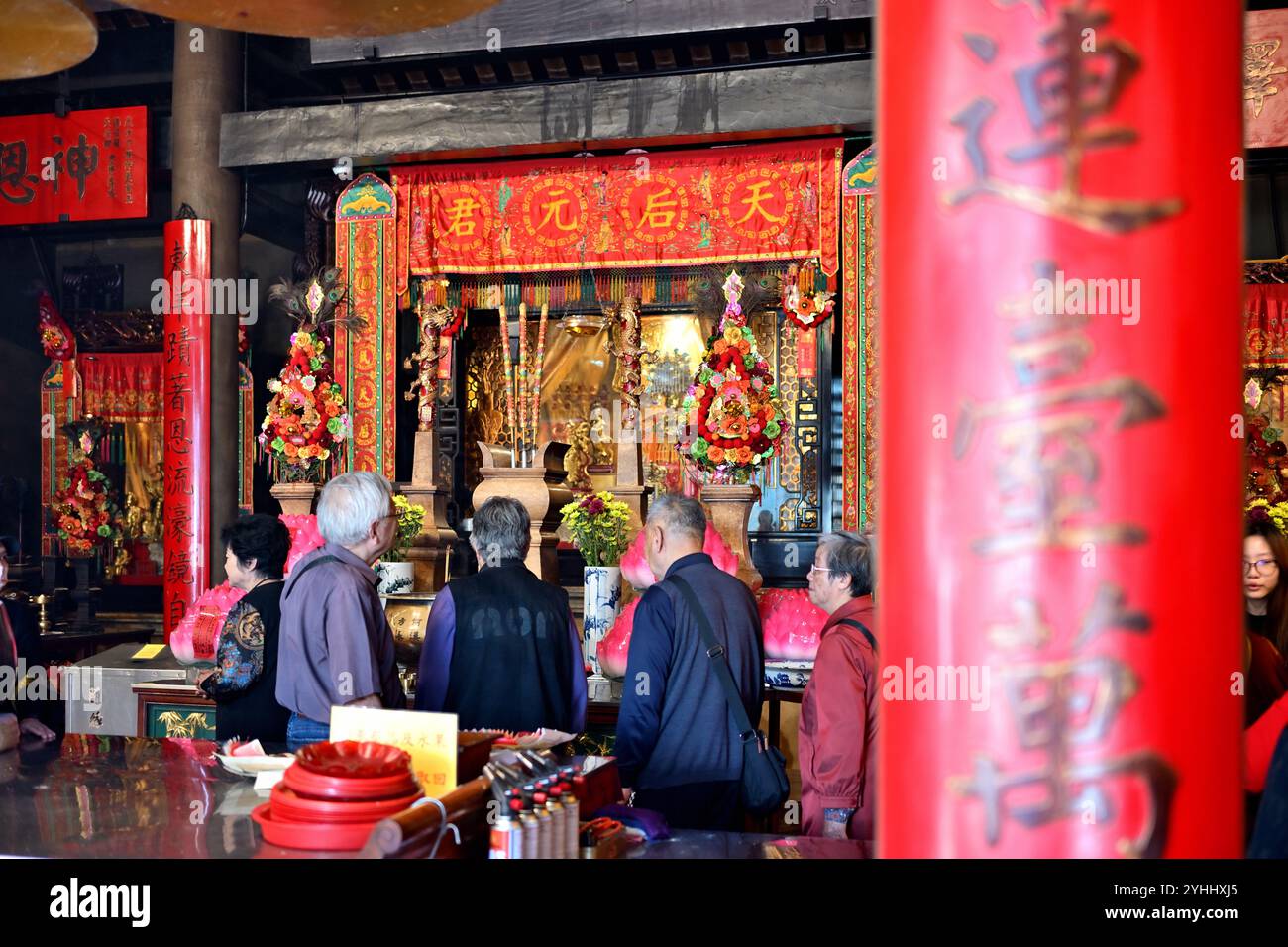 Intérieur traditionnel de l'autel à l'intérieur du temple A-ma à Macao. Là, la traduction à l'autel principal signifie 'Reine du ciel' Banque D'Images