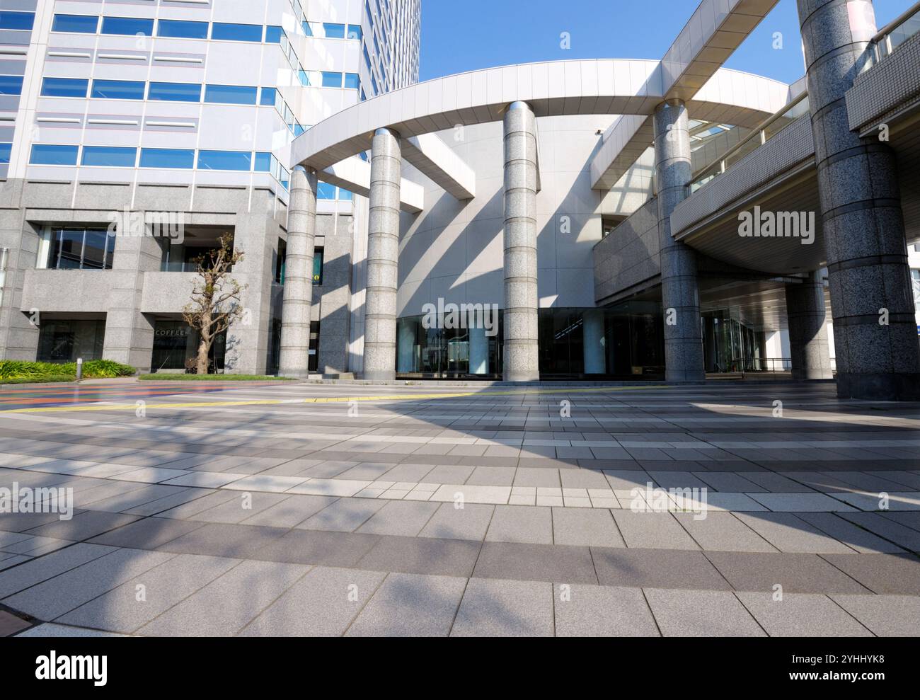 Place pavée devant le World Business Garden Banque D'Images