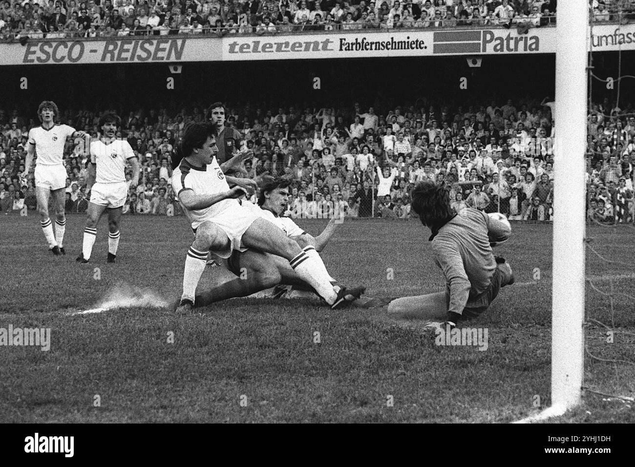 ARCHIVE PHOTO : Thomas ALLOFS aura 65 ans le 17 novembre 2024, Coupe des vainqueurs de Coupe d'Europe 16 mai 1979 PHOTO 3 Fortuna Dusseldorf-FC Barcelone Klaus ALLOFS marque le 1-1 contre TW ARTOLA, à côté de lui sur le terrain Thomas ALLOFS? Banque D'Images