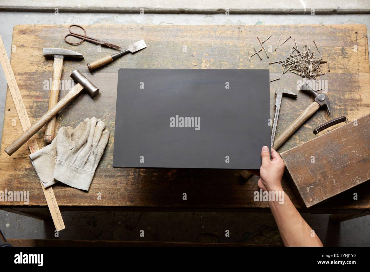 Homme avec divers outils et tableau noir Banque D'Images