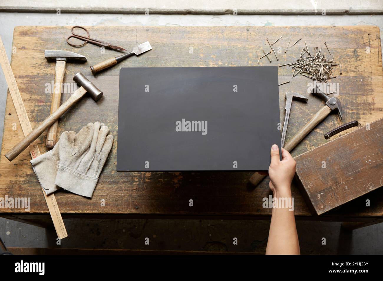 Homme avec divers outils et tableau noir Banque D'Images