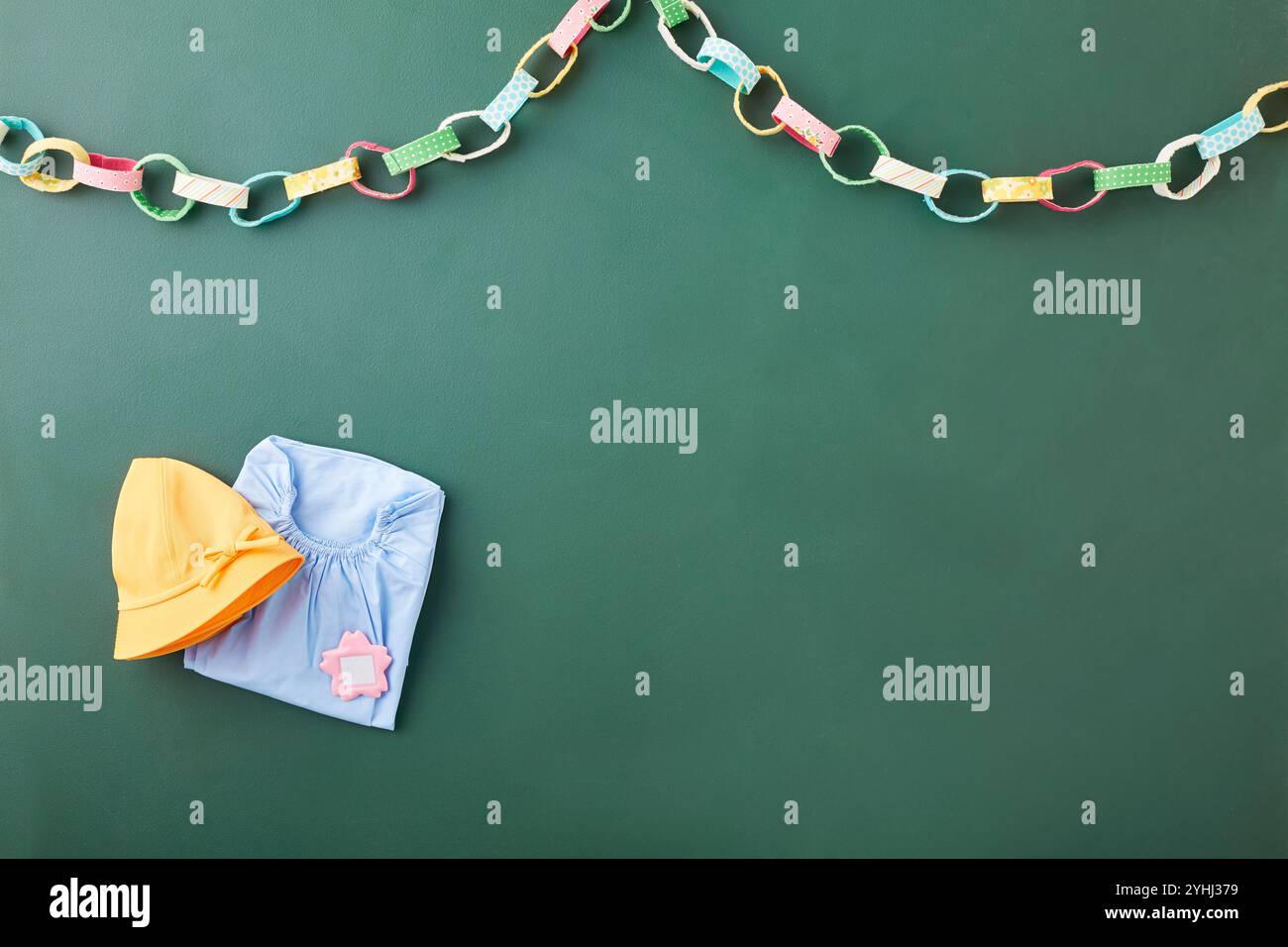 Smog et guirlande pour les écoliers au-dessus d'une planche surmontée d'un tableau noir Banque D'Images