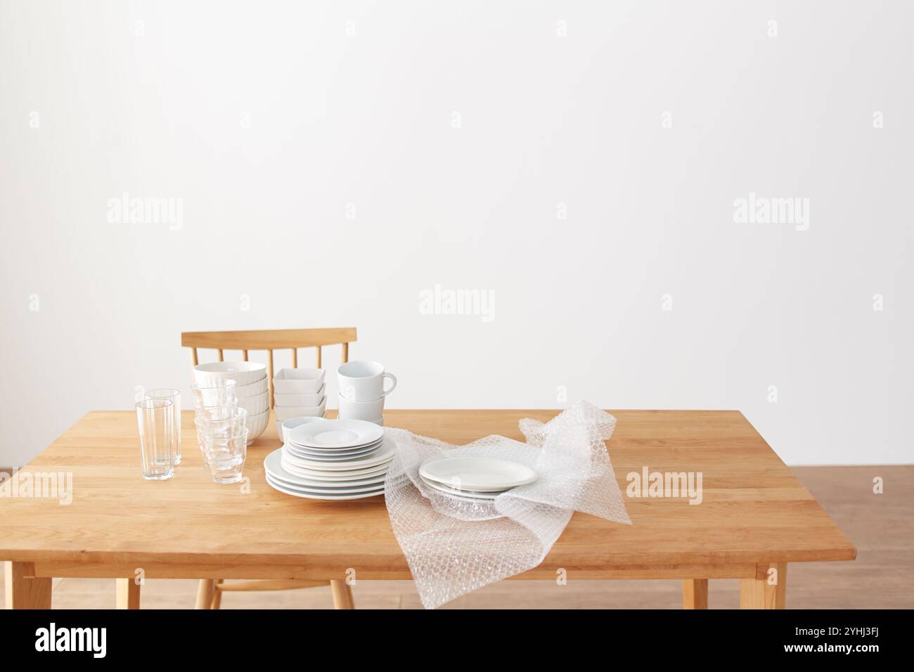 Vaisselle et matériaux d'emballage sur la table à manger Banque D'Images