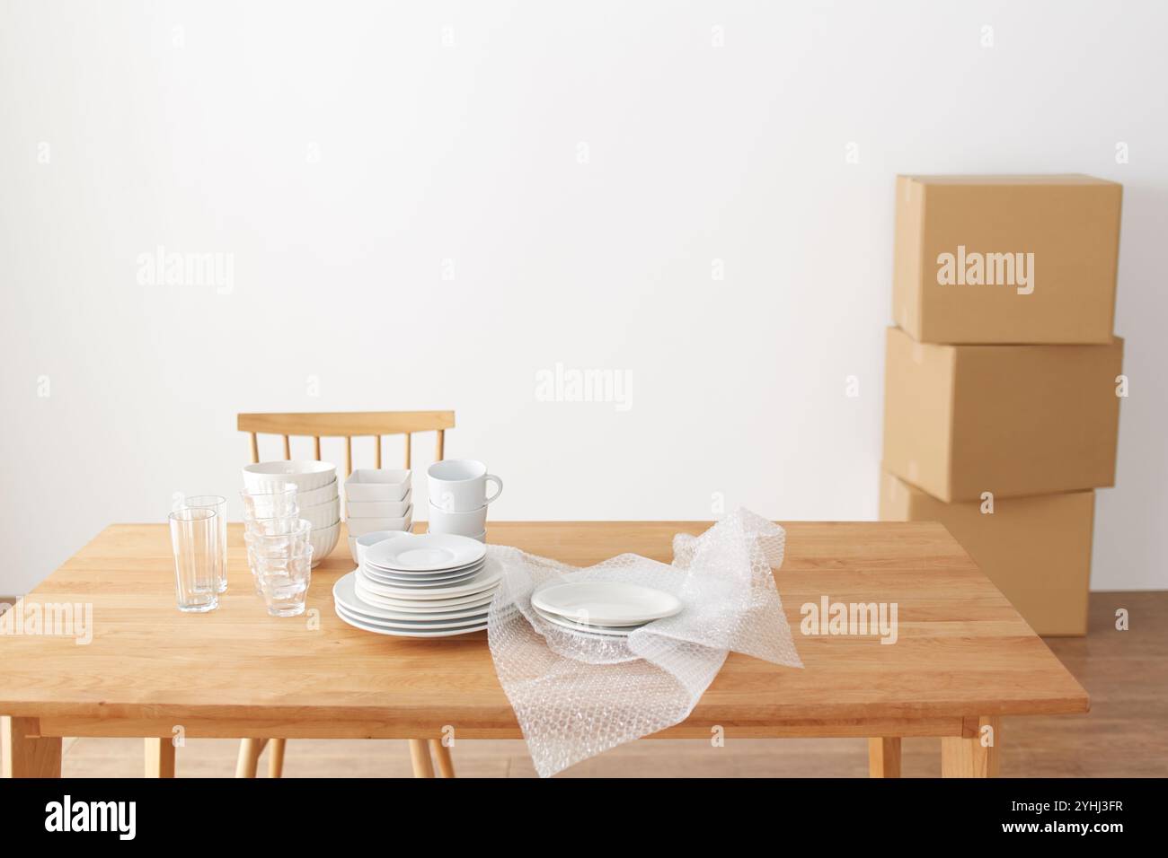 Vaisselle et matériaux d'emballage sur la table à manger Banque D'Images