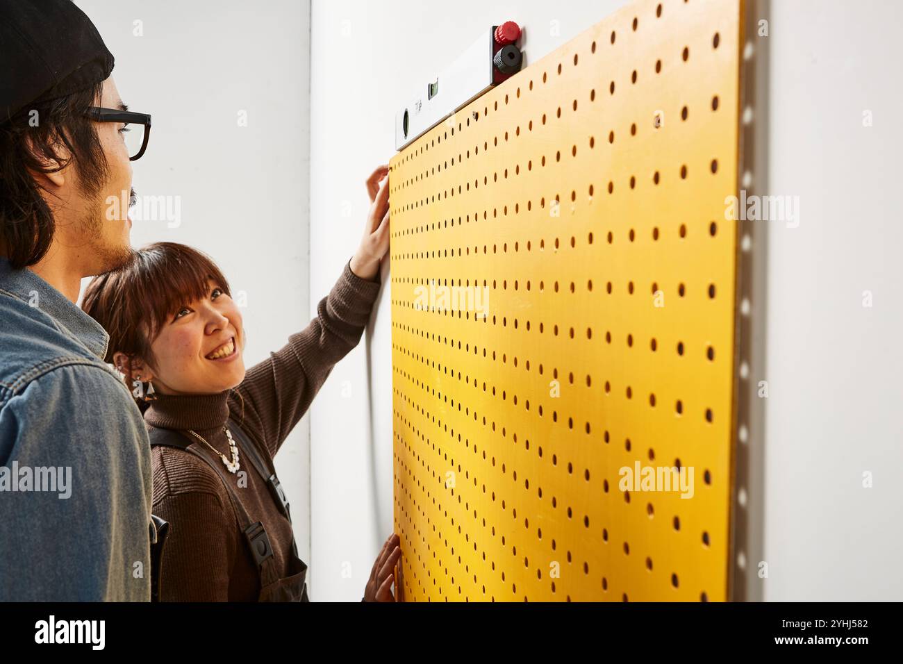 Panneau de montage homme et femme sur le mur Banque D'Images