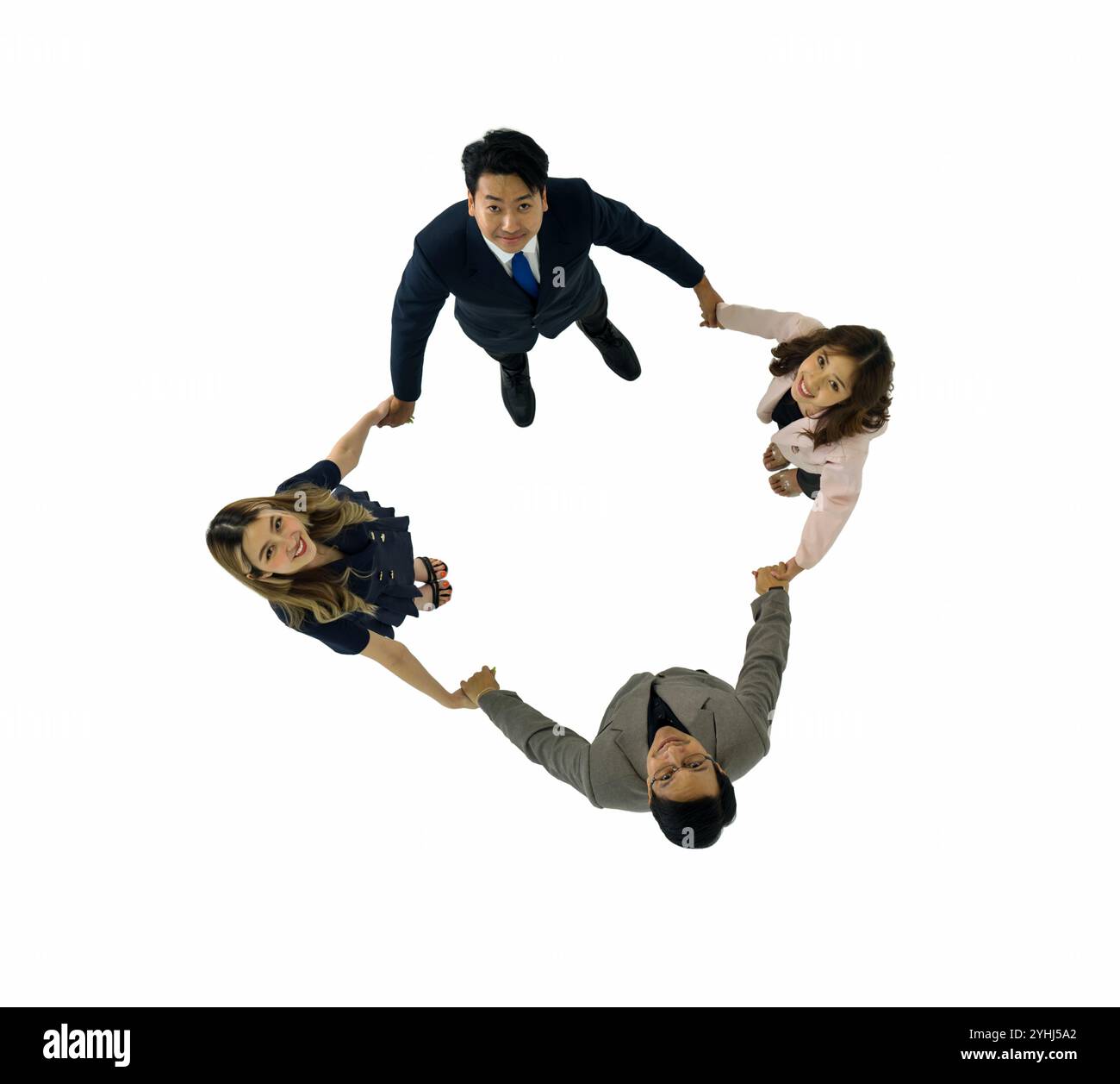 Concept de team building. Un groupe diversifié de professionnels des affaires se tiennent ensemble dans un cercle, se tenant la main et levant les yeux. Portrait sur fond blanc Banque D'Images