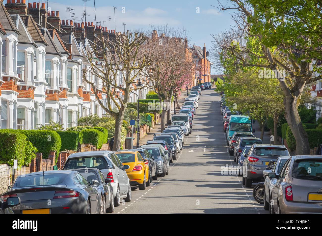 Rue londonienne typique bordée de maisons mitoyennes et de voitures garées dans le quartier de Crouch End, Londres, Royaume-Uni Banque D'Images